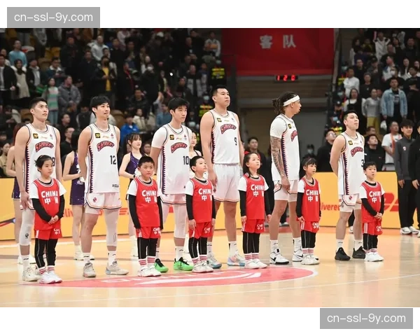 花絮:雨战中,场边球童敏捷扑救,为客队保住球权获掌声 花絮:雨战中,场边球童敏捷扑救,为客队保住球权获掌声